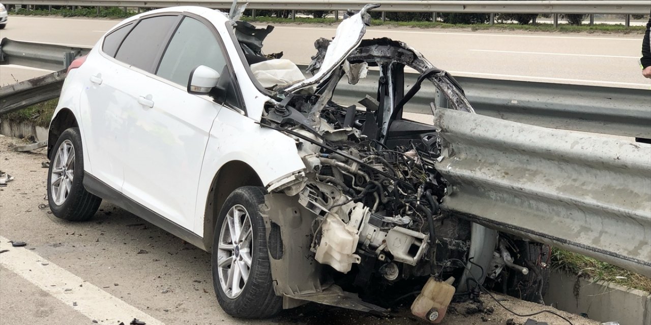 Otomobil bariyerlere ok gibi saplandı! Sürücü oracıkta can verdi