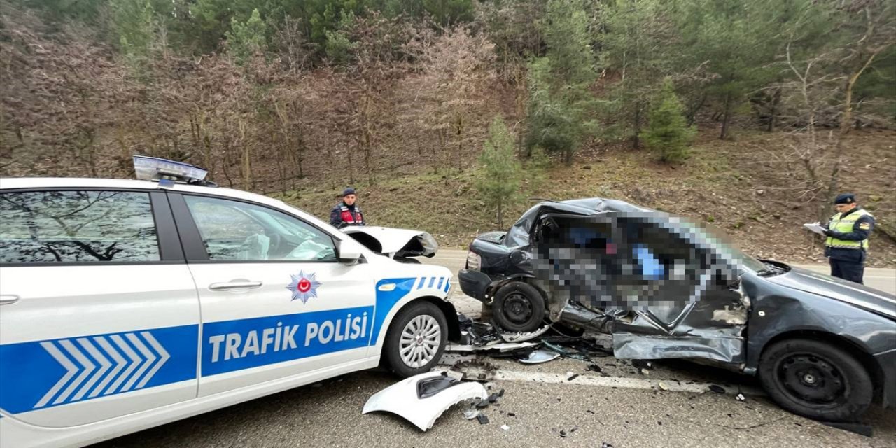 Polis aracı ile otomobil çarpıştı: 1 ölü, 2 yaralı