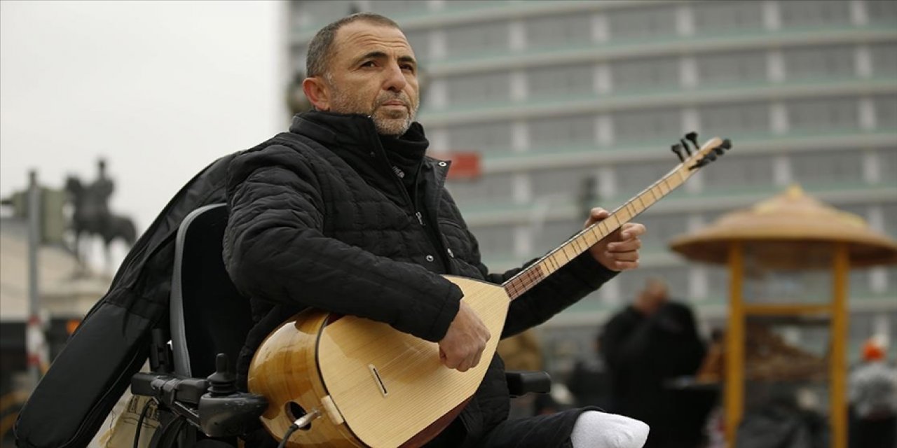 Engelli sokak müzisyeninin bağlamasından dökülen "hayat mücadelesi"