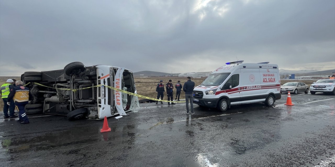 Tur midibüsü devrildi: 1 ölü, 27 yaralı