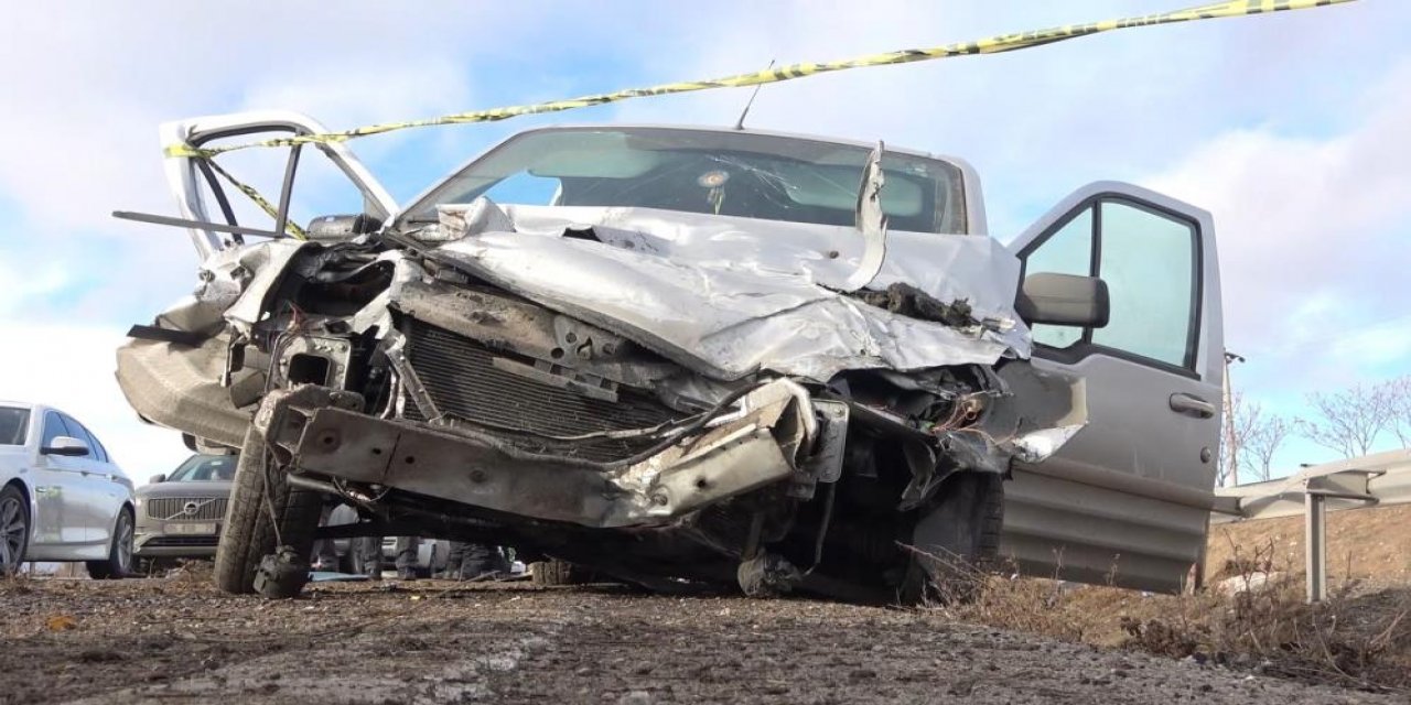 Hafif ticari araç bariyerlere çarptı: 1 ölü, 4 yaralı