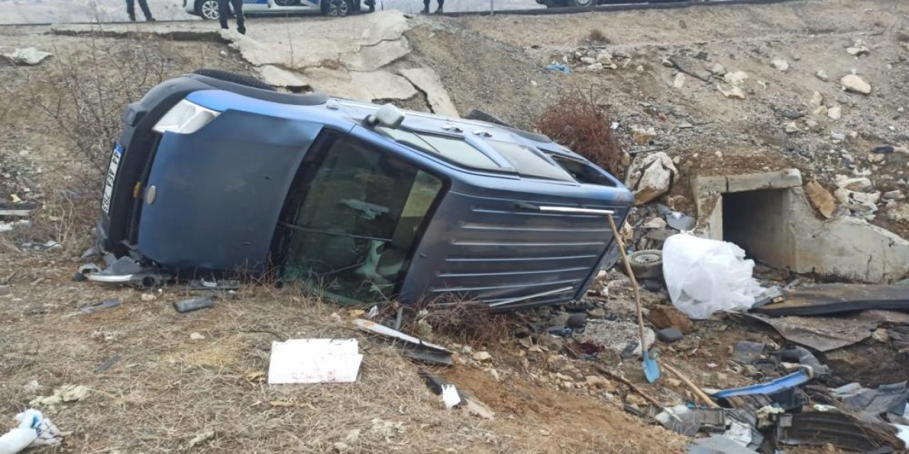 Hafif ticari araç şarampole devrildi: 1 ölü, 4 yaralı