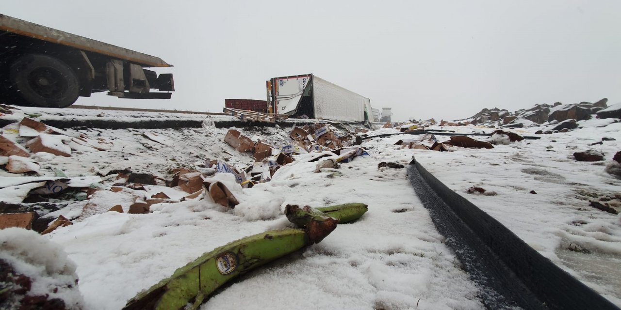 Muz yüklü TIR devrildi