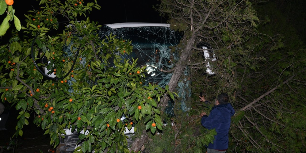 Yolcu otobüsü ile kamyonet çarpıştı: 7 yaralı
