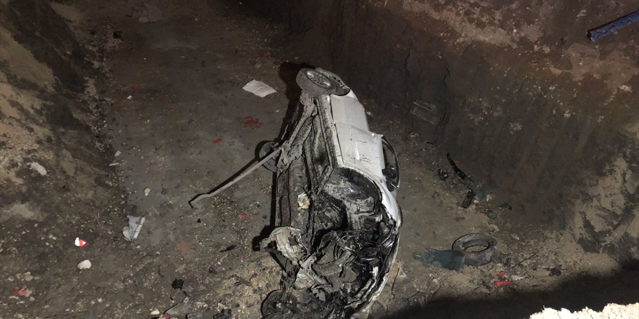 Metro çukuruna düşen otomobilin sürücüsü ölümden döndü