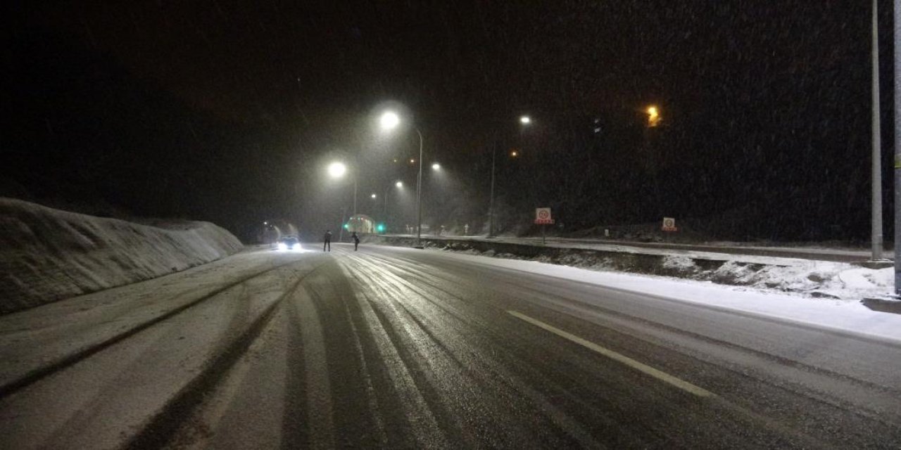 Zonguldak-Ankara Karayolu'nda kar yağışı etkili oldu