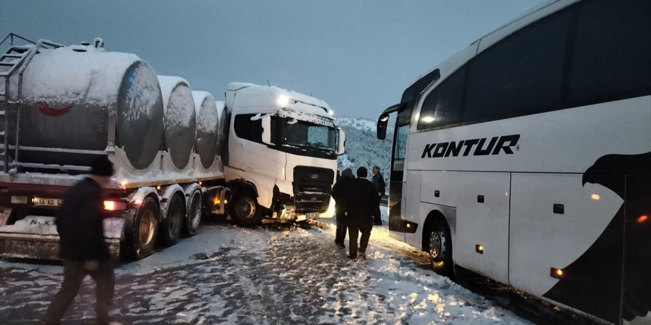 Konya’da kar yağışı beraberinde kazaları da getirdi