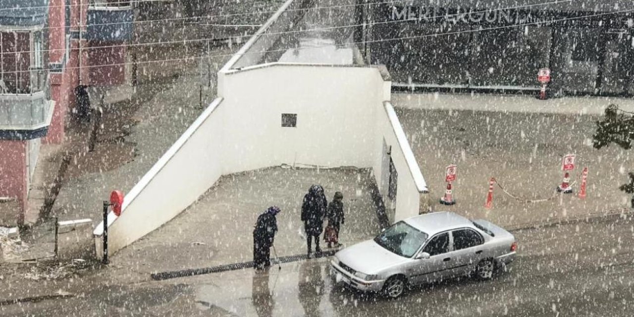 Konya’nın iki ilçesinde kar yağışı sevinci yaşandı