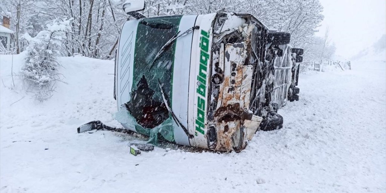 Kar ve tipi nedeniyle yolcu otobüsü devrildi! Çok sayıda yaralı var