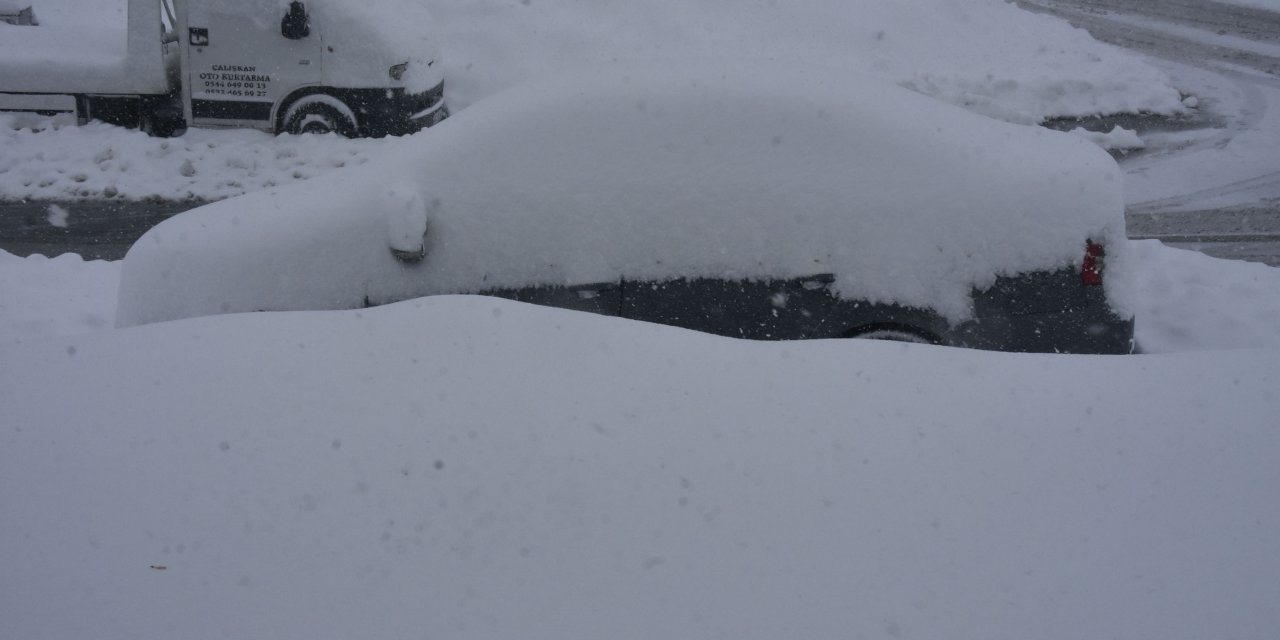Bir şehirde kar kalınlığı 1 metreyi aştı, 297 köy yolu kapandı