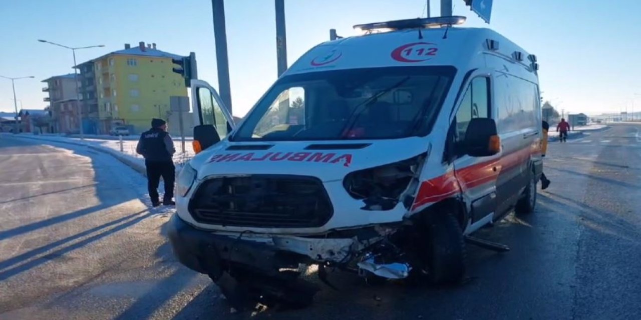 Hasta taşıyan ambulans ile otomobil çarpıştı: 6 yaralı
