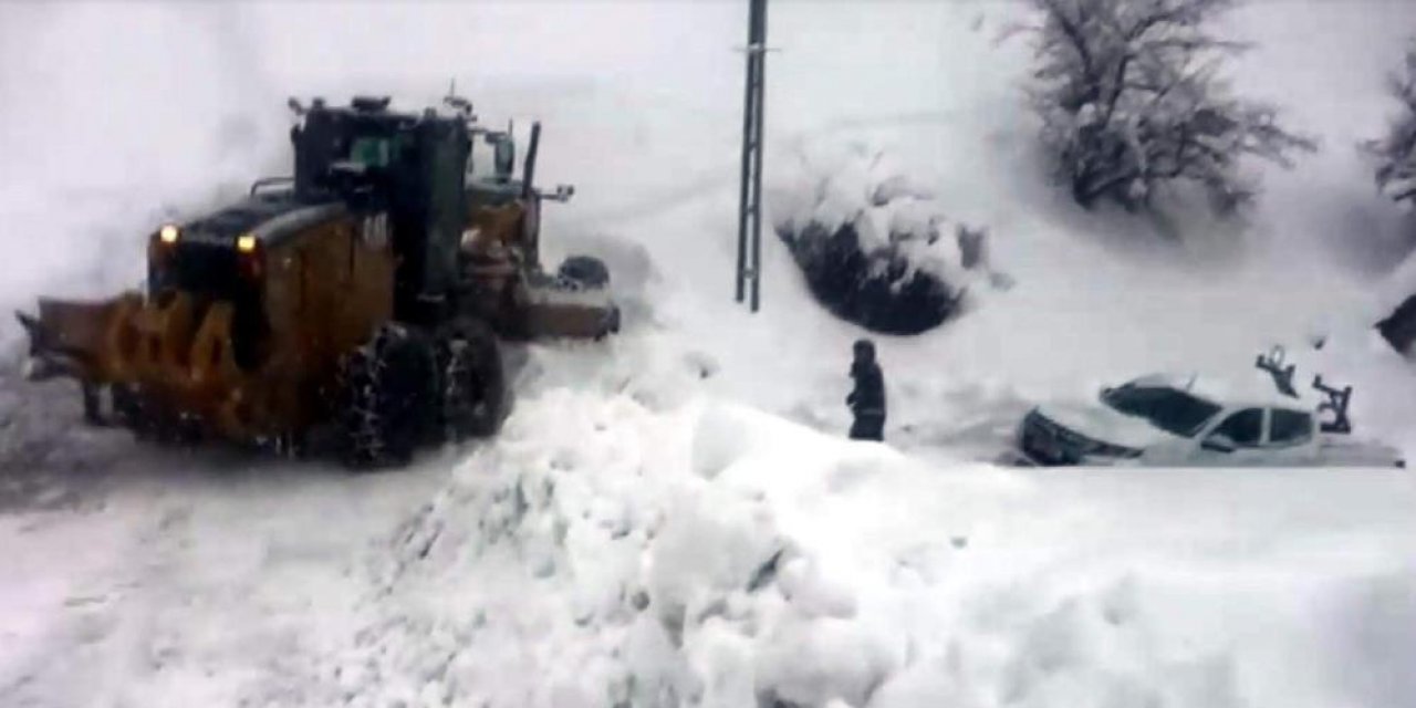 Kar yolları kapattı, yolda mahsur kalan ambulans, DEDAŞ ekibi ve 12 işçi kurtarıldı