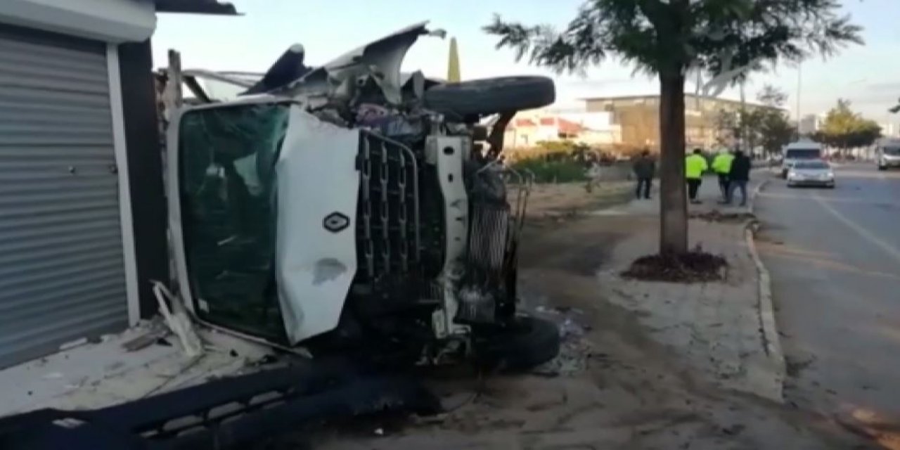 İşçileri taşıyan servis minibüsü devrildi: 10 yaralı