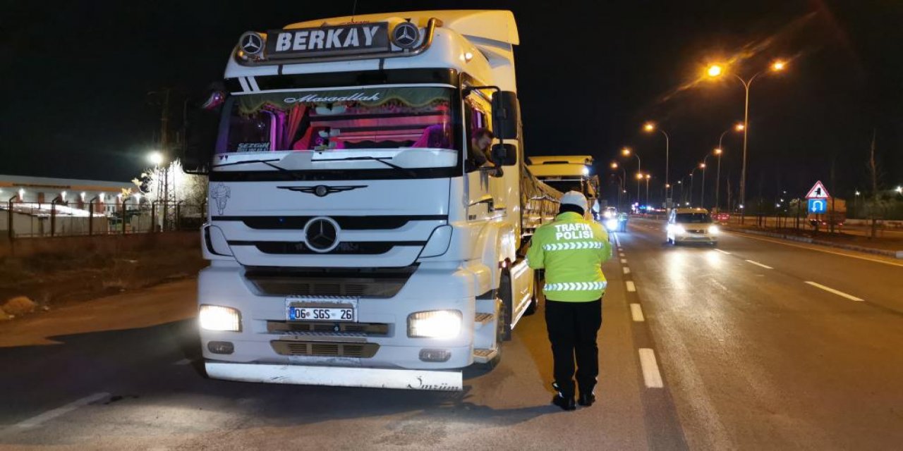 Konya yolunda buzlanma denetimi! Sürücüler uyarıldı