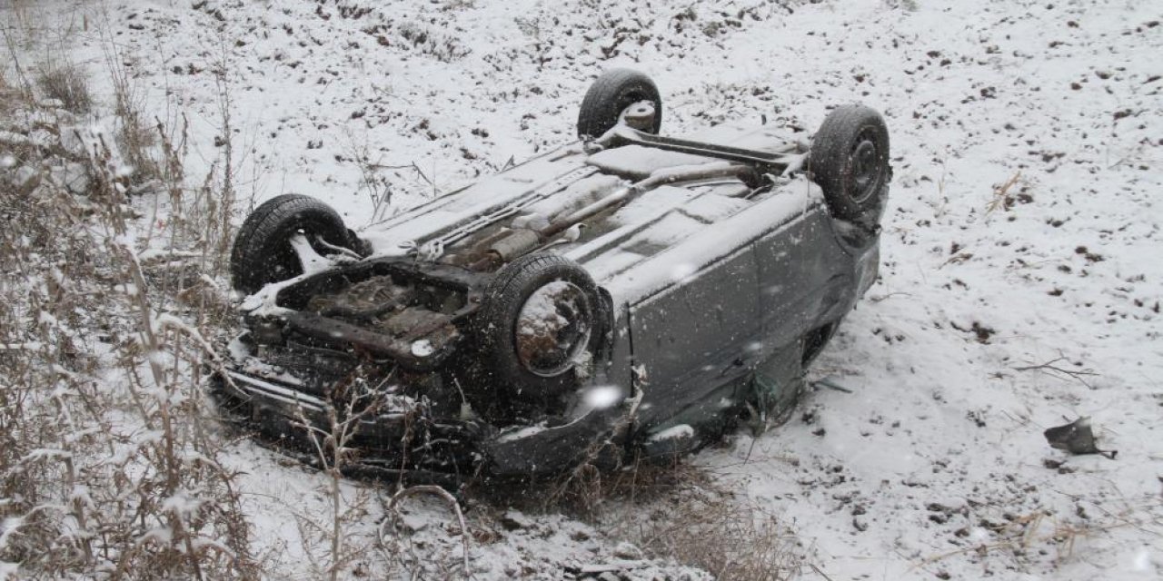 Kar kazaya neden oldu: Devrilen otomobildeki 4 kişi yaralandı