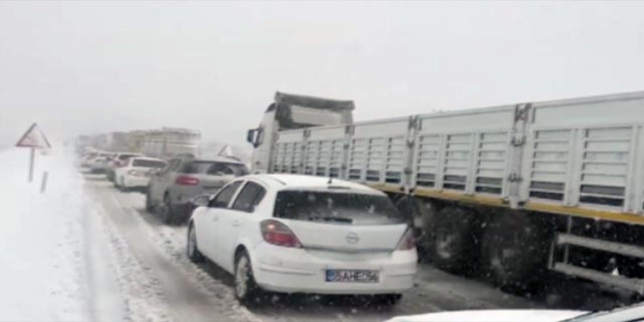 İki ili birbirine bağlayan karayolu yoğun kar nedeniyle ulaşıma kapandı