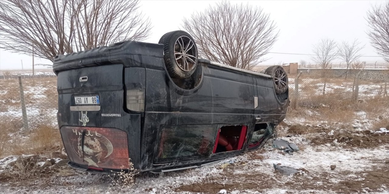 Minibüs devrildi: 7 yaralı