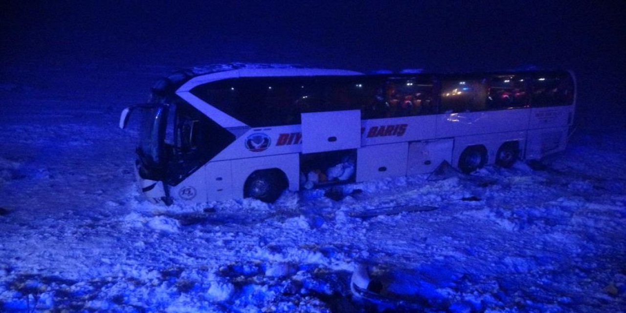 Son Dakika: Yolcu otobüsü devrildi: 4’ü ağır 30 kişi yaralandı
