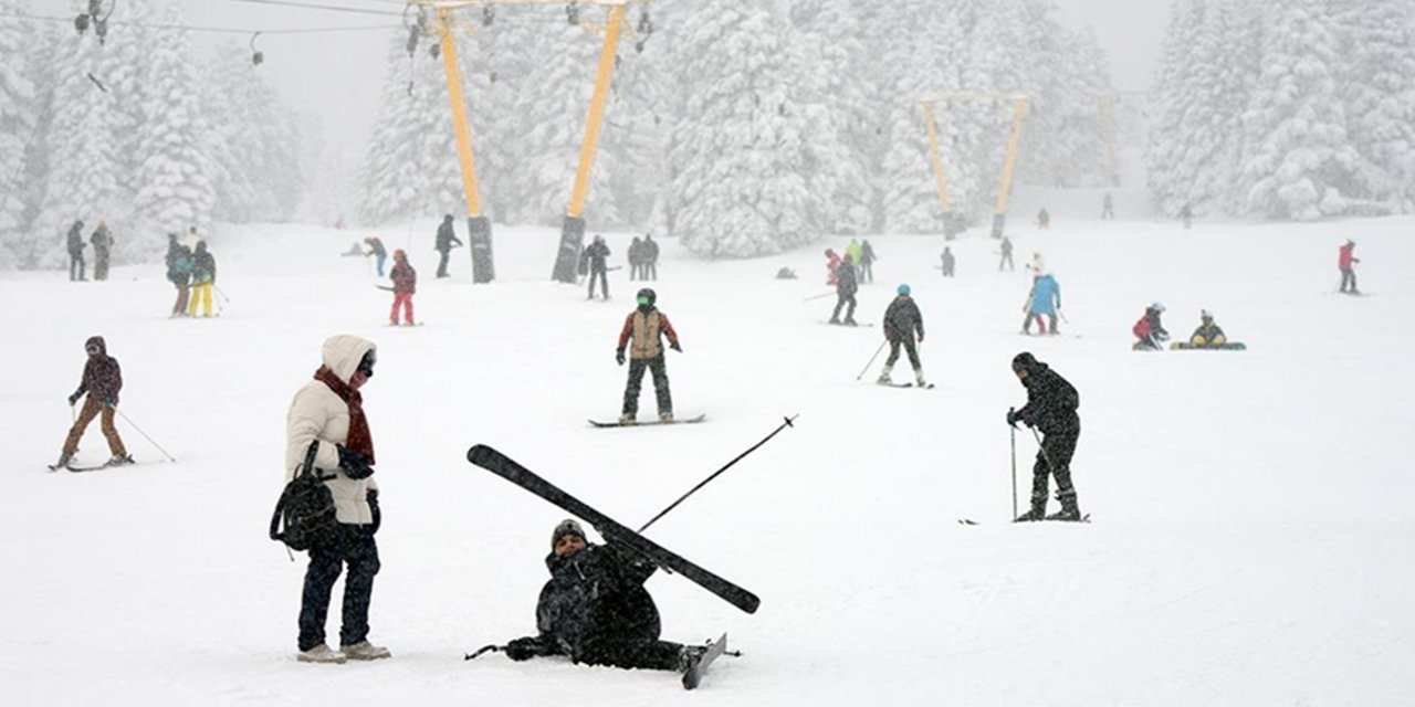 Uludağ'da tatilciler okulların açılmasına iki gün kala pistleri doldurdu