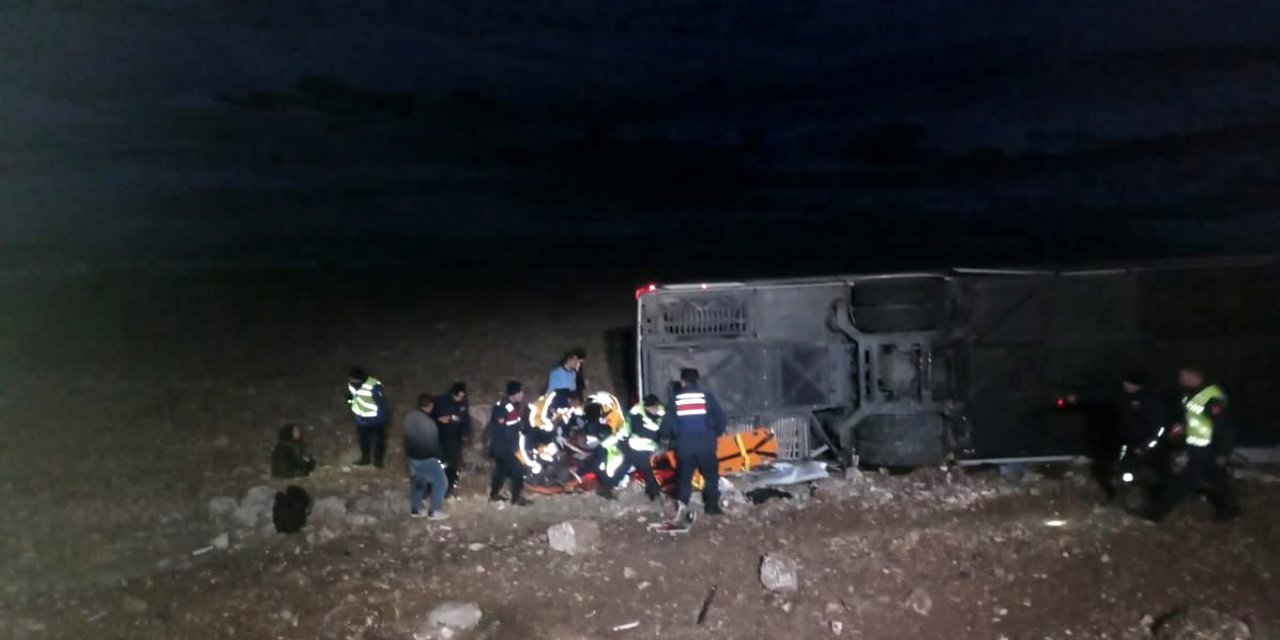Yolcu otobüsü devrildi: Çok sayıda ölü ve yaralı var