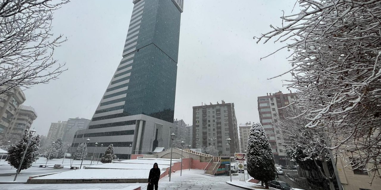 Konya’da beklenen kar yağışı başladı, yoğun şekilde devam ediyor
