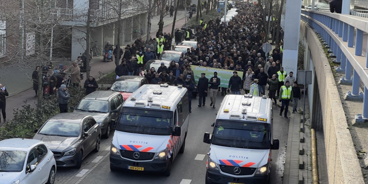 Hollanda’da Müslümanlar Kur'an-ı Kerim'e yönelik saldırıları protesto etti