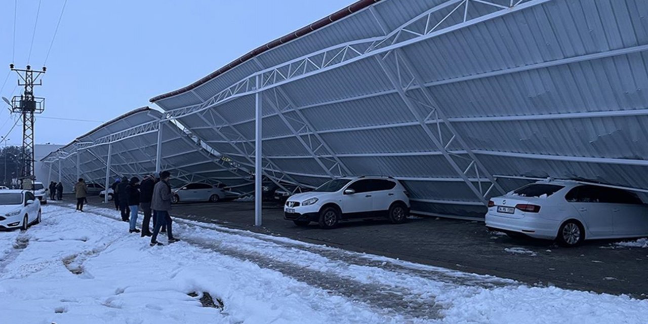 Kar nedeniyle tente çöktü, 44 araç hasar aldı!