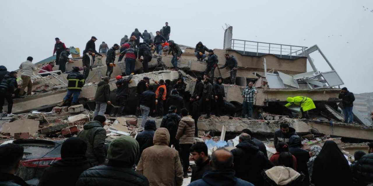 Son Dakika: Cumhurbaşkanı Yardımcısı Fuat Oktay depremde son durumu açıkladı