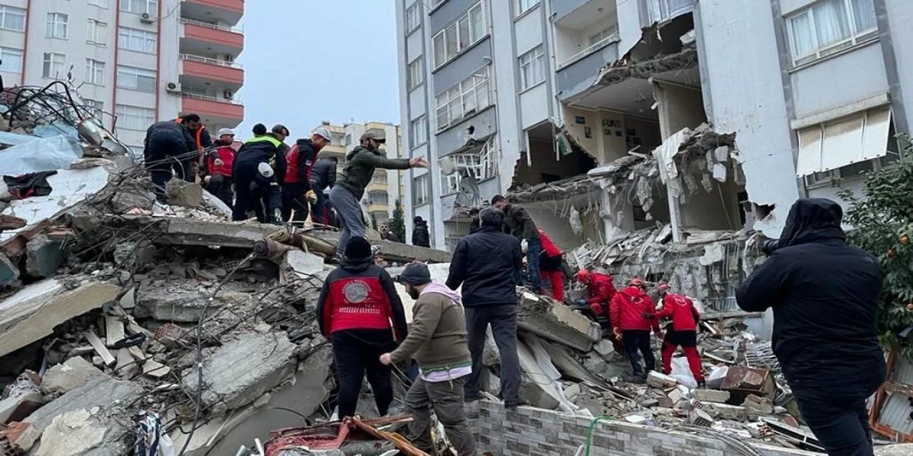 Depremde hayatını kaybedenler için ülke genelindeki camilerde sela okunacak