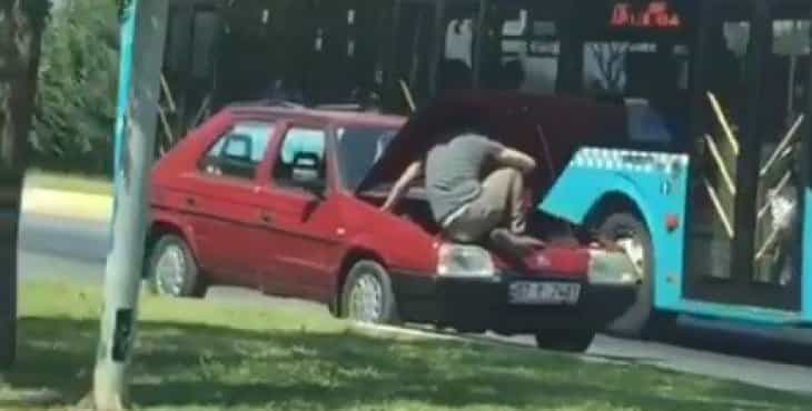 Araç seyir halinde… Kaputu açık… Motor bölümünde birisi oturuyor!