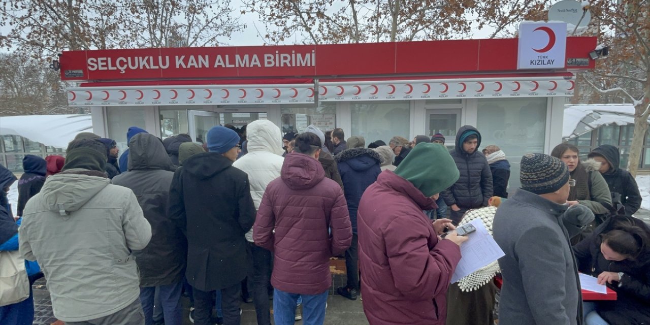 Konyalı vatandaşlar depremzedeler için Kızılay'a kan bağışında bulundu