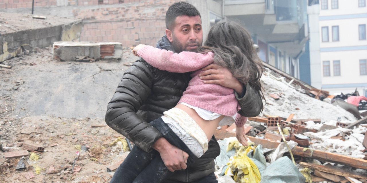 Saatler sonra gelen mucize! Baba ve iki çocuğu enkazdan sağ olarak kurtarıldı