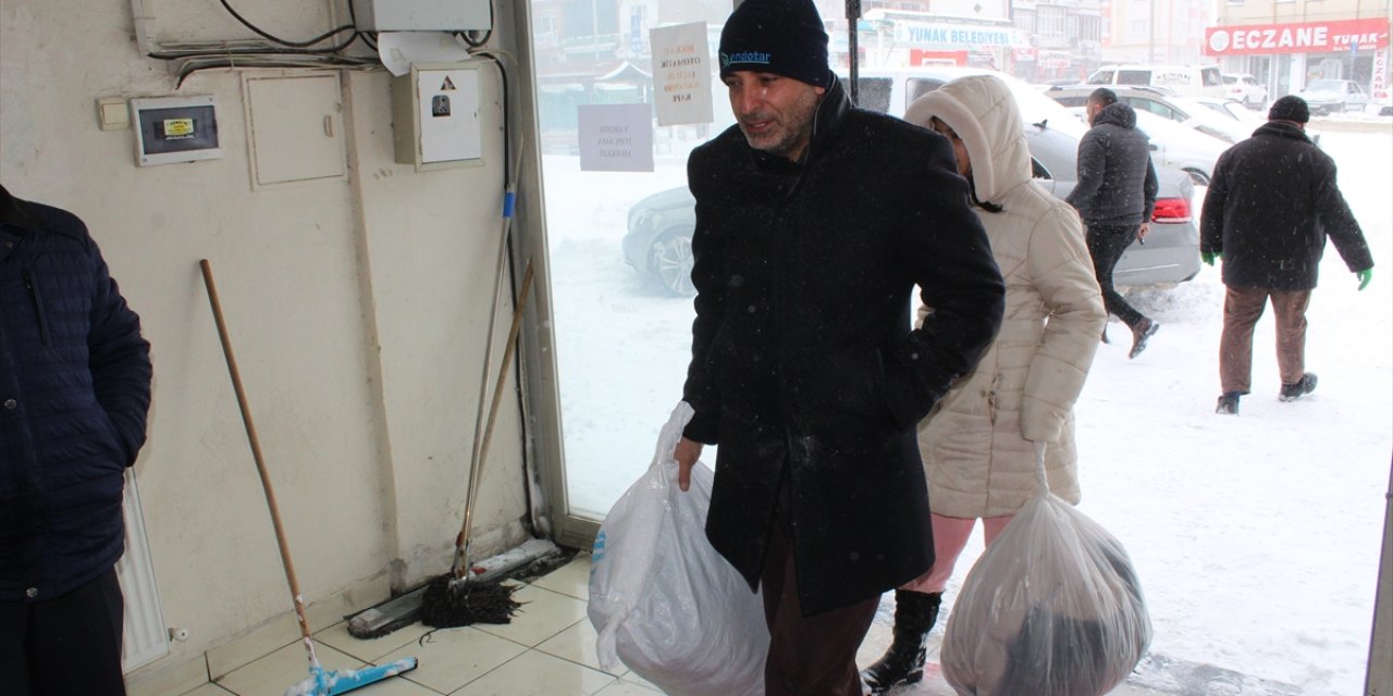 Konya Yunak’tan deprem bölgesine giyecek ve yiyecek yardımı
