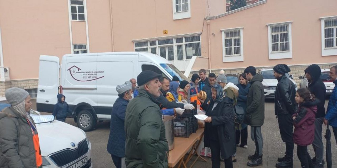 Adana’da  öğretmenevinden depremzedelere yemek