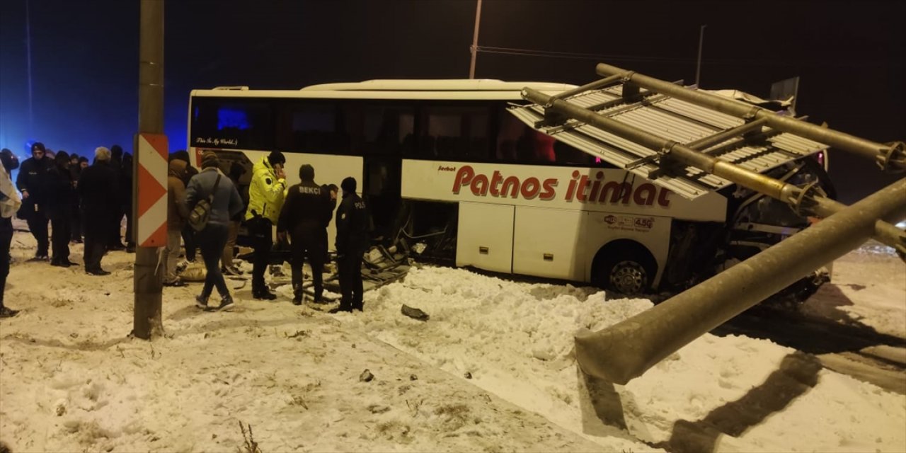 Konya’da yolcu otobüsü bariyerlere çarptı: 25 yaralı