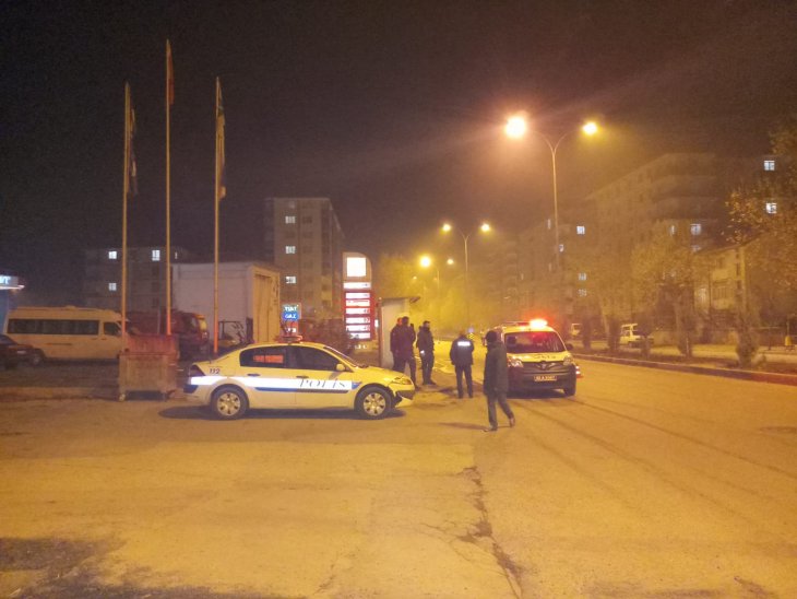 Konya'da uygulama yapan polise otomobil çarptı