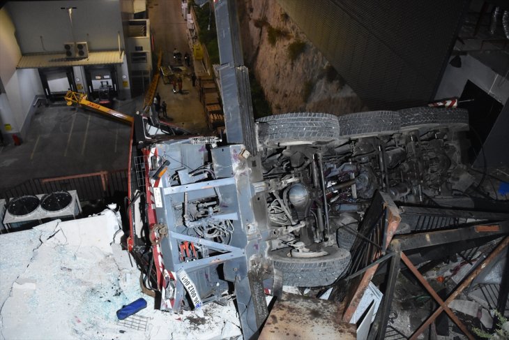 Alışveriş merkezinde korku dolu anlar! Yılbaşı süslemesi çalışmasında kullanılan vinç devrildi: 1 ölü, 3 yaralı