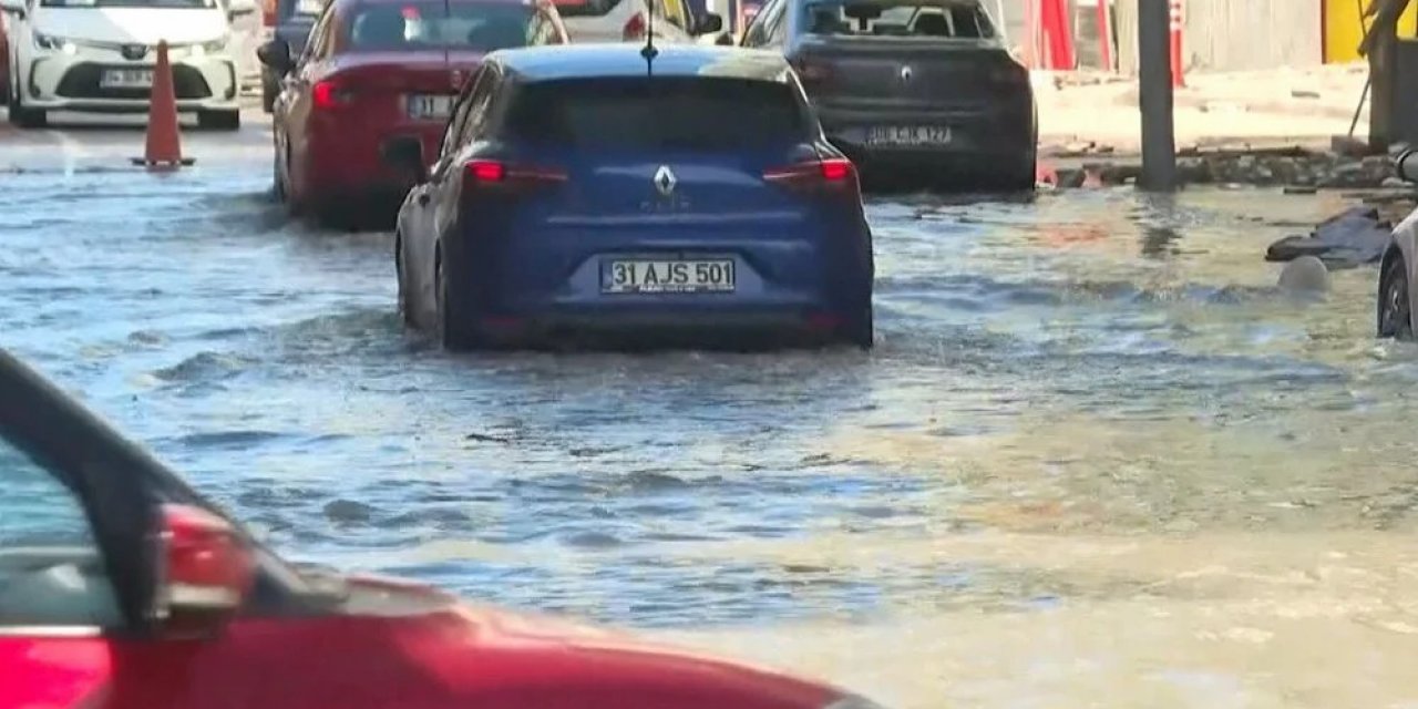 Hatay'da deprem sonrası deniz taştı! Caddeler su altında kaldı