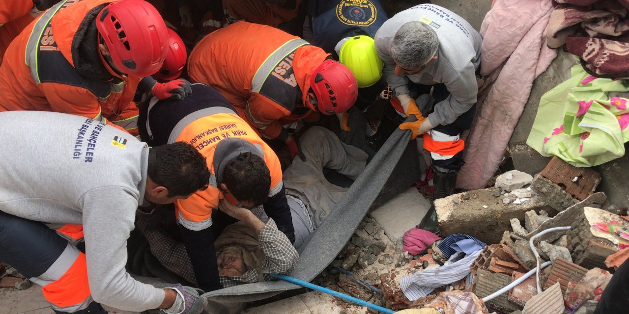 Konya Büyükşehir itfaiyesi 61 kişiyi enkaz altından sağ olarak kurtardı