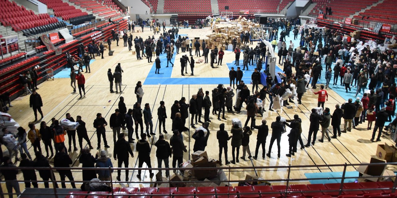 Karatay’dan depremzedelere 48 TIR yardım! Kim kumbarasını, kimi oyuncağını gönderdi