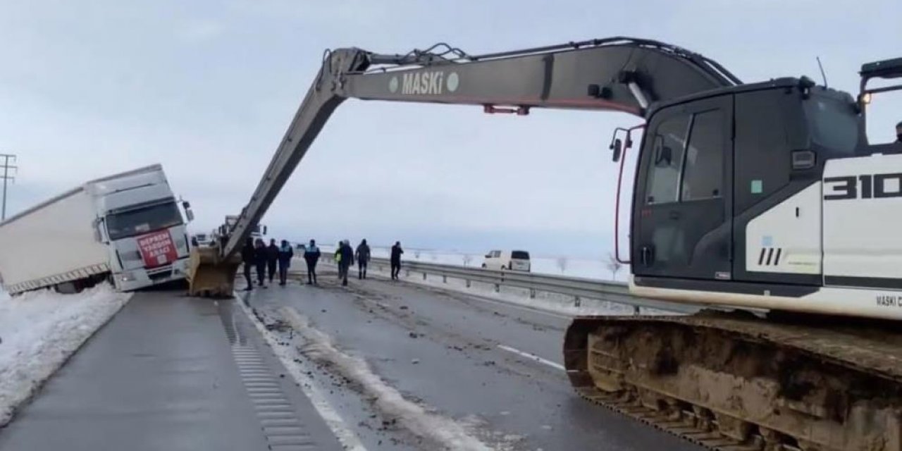 Konya’dan yola çıkan yardım TIR’ı kaza yaptı