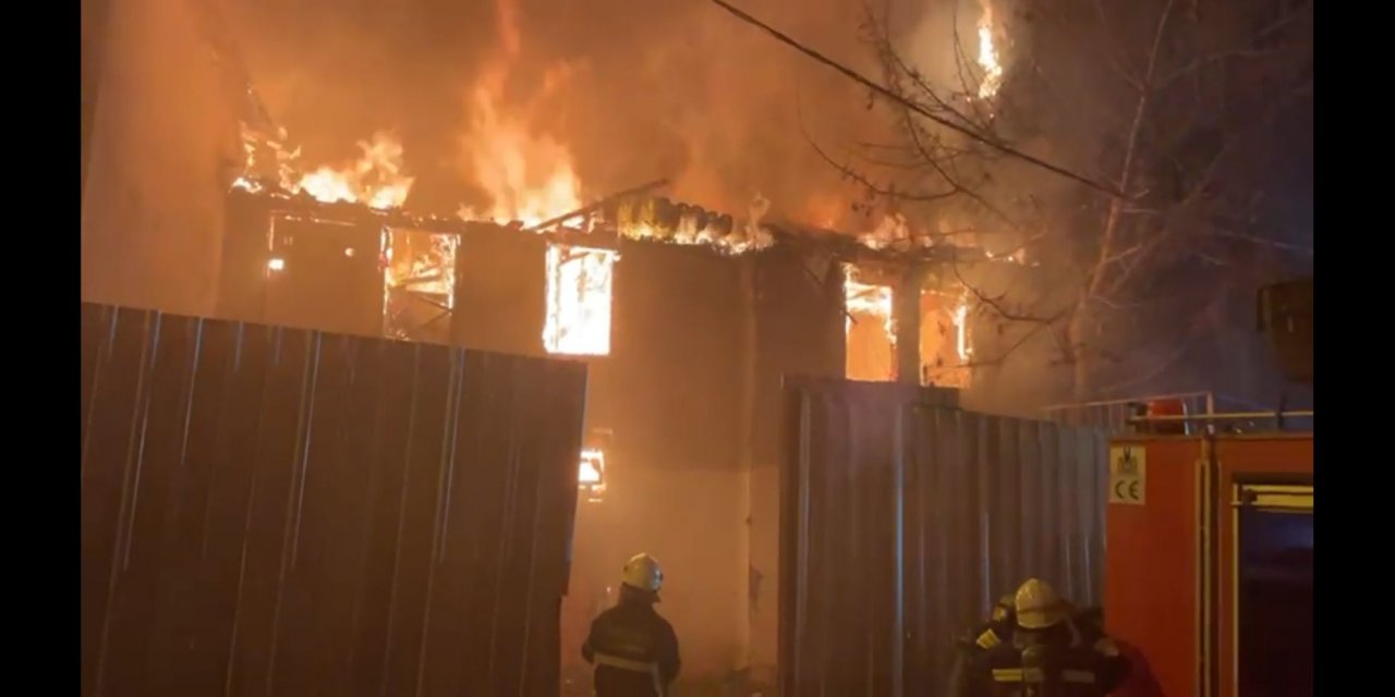 Metruk bina alevlere teslim oldu: 2 ölü