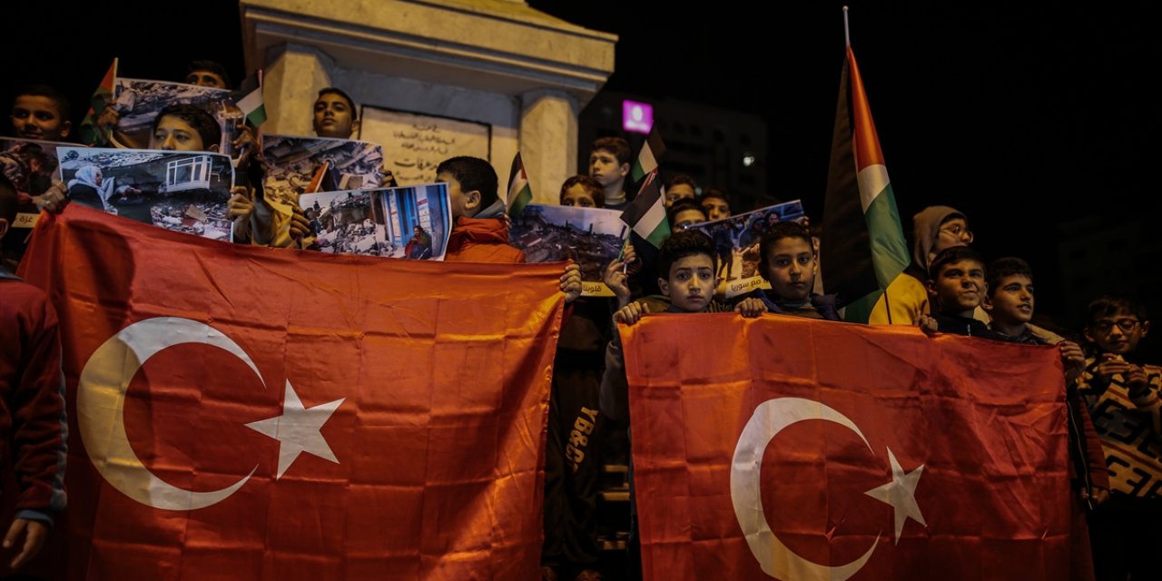 Gazze'deki Filistinli çocuklardan, depremin vurduğu Türkiye ve Suriye'ye destek