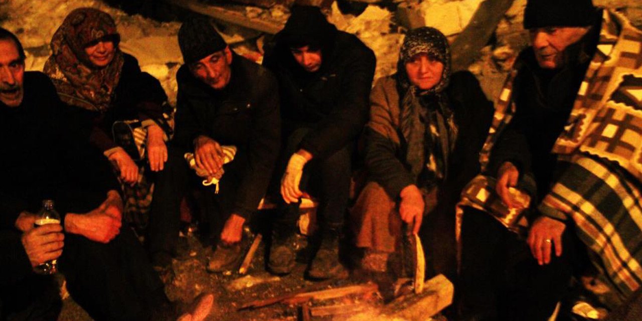 Eksi 9 derecede enkaz bölgesinde ateş başında bekliyorlar