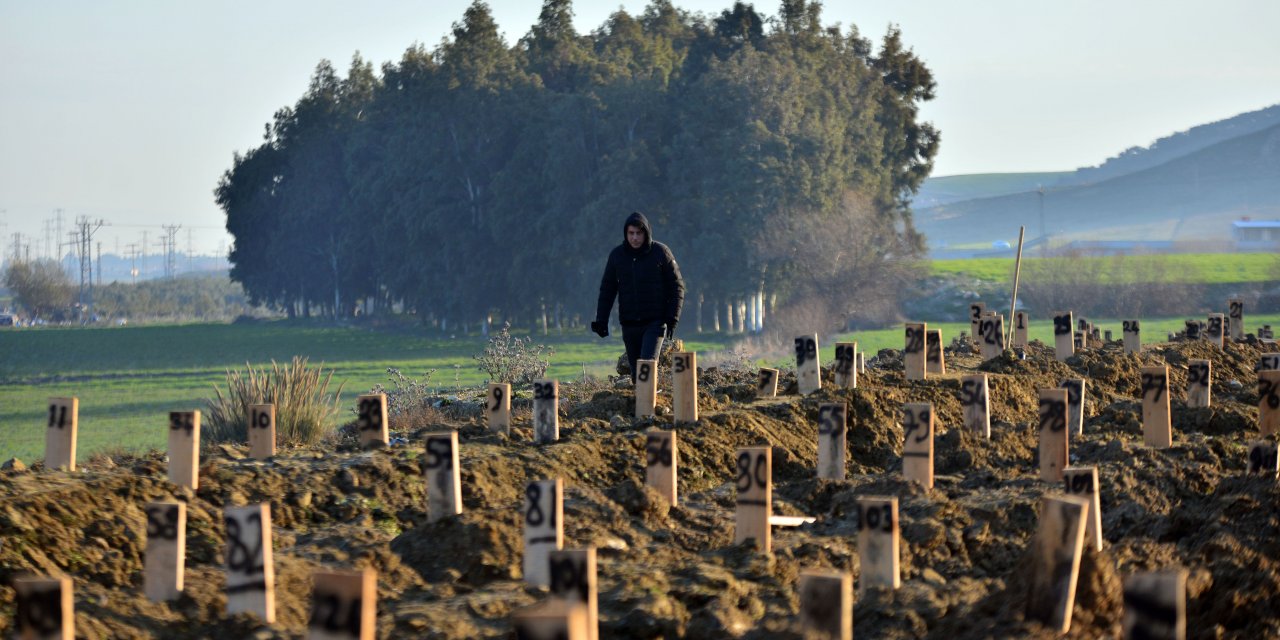 Hatay’da Deprem Mezarlığı kuruldu! Mezar taşlarına isim yerine numara veriliyor