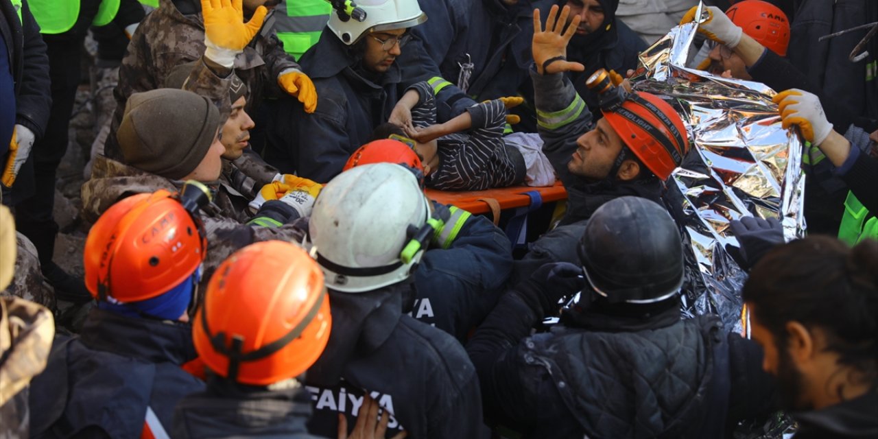 Hatay'da depremin 108. saatinde anne ve üç çocuğu sağ çıkarıldı