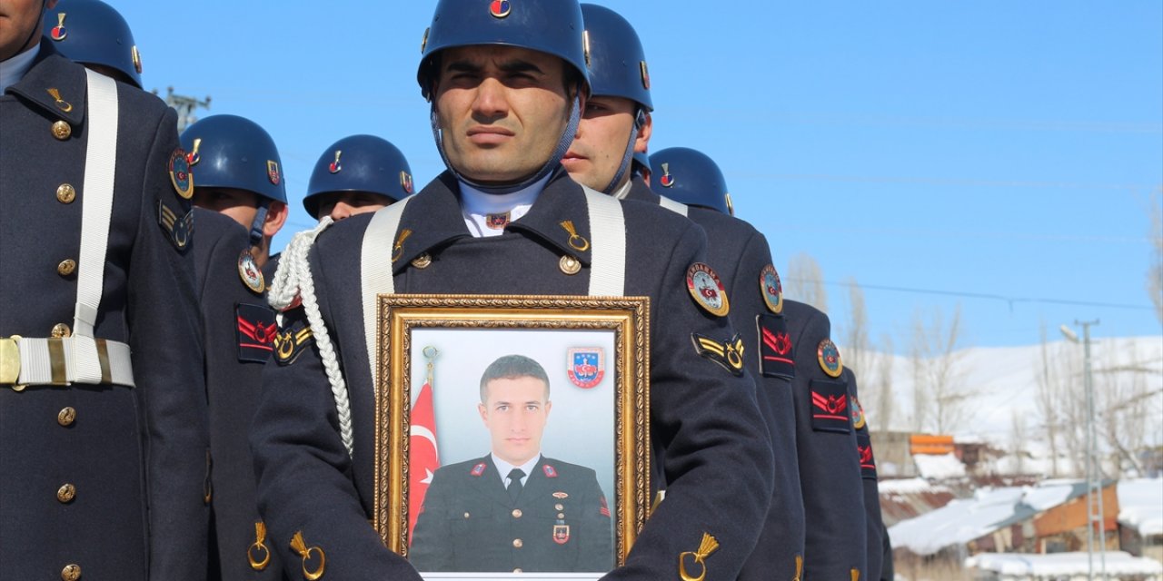 Depremde hayatını kaybeden uzman çavuş ve ailesinin cenazesi Erzurum'da defnedildi