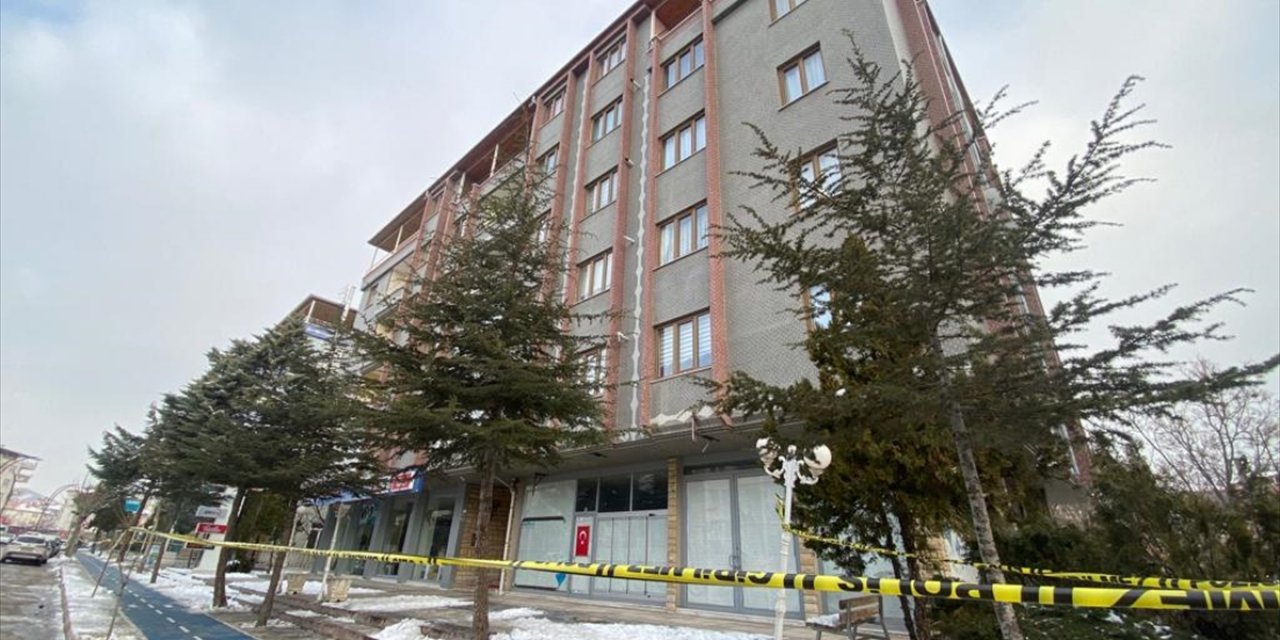 Aksaray’da 5 katlı bina ağır hasarlı olduğu gerekçesiyle boşaltıldı