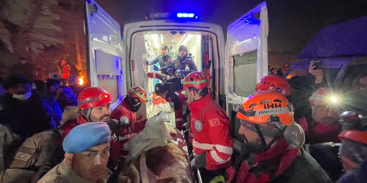 Kahramanmaraş'ta bir kadın 112 saat sonra enkazdan kurtarıldı