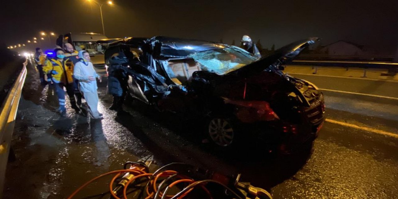 Depremzedelerin bulunduğu minibüs TIR’a çarptı: 1’i bebek 9 yaralı